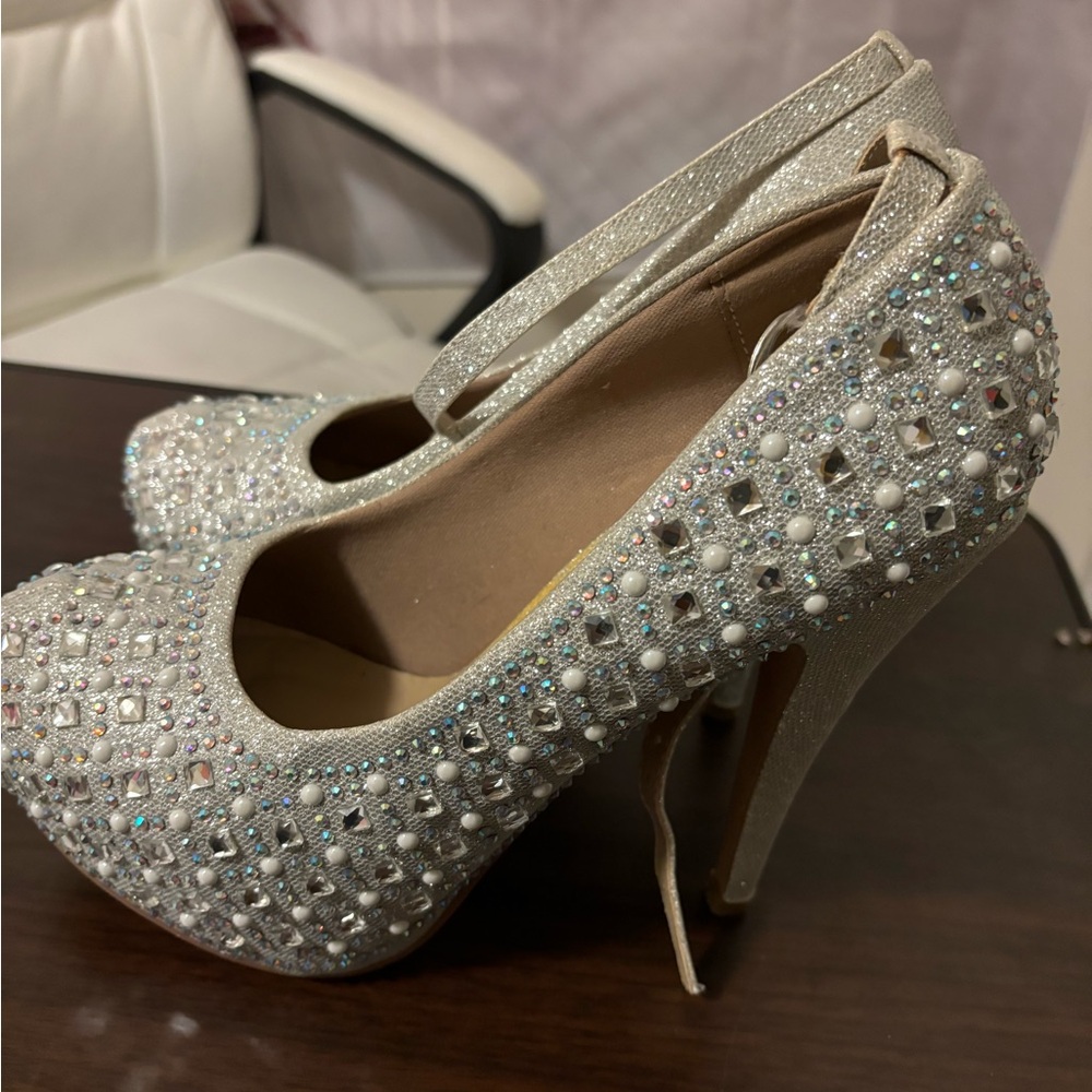 Delicacy Silver Pearls and Bling High Heels Size 9